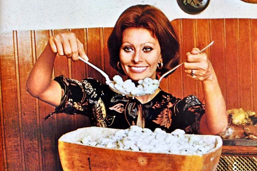 Sophia Loren cozinhando sua receita de spaghetti