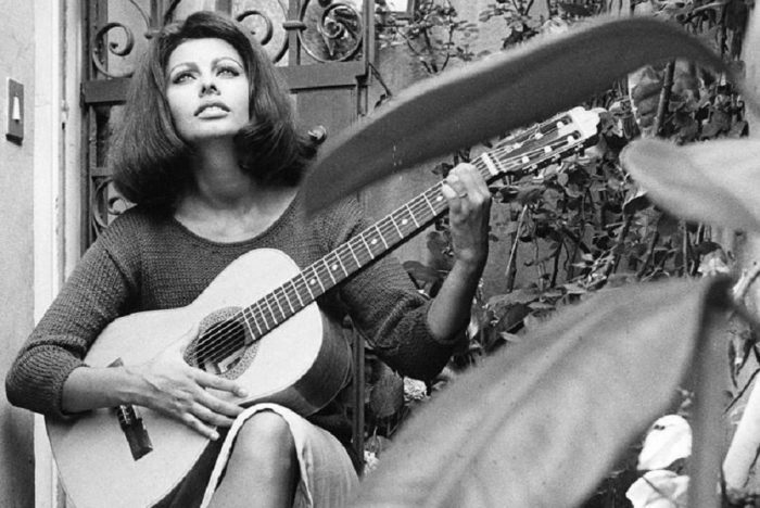Sophia Loren com violão, uma musa para celebrar o Dia da Música