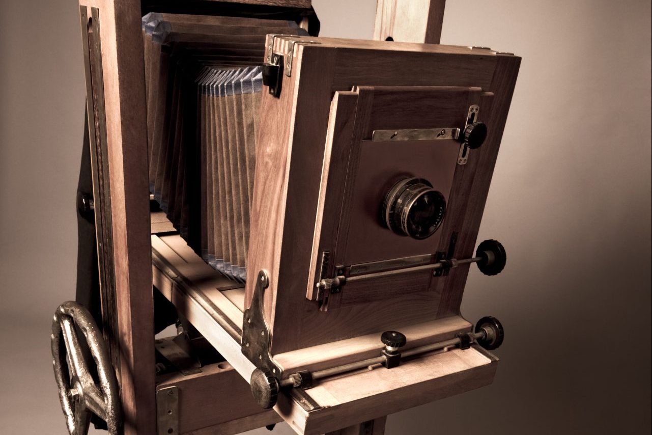 Representação de daguerreótipo em madeira, primeiro instrumento usado por fotógrafos em comemoração ao Dia do Fotógrafo