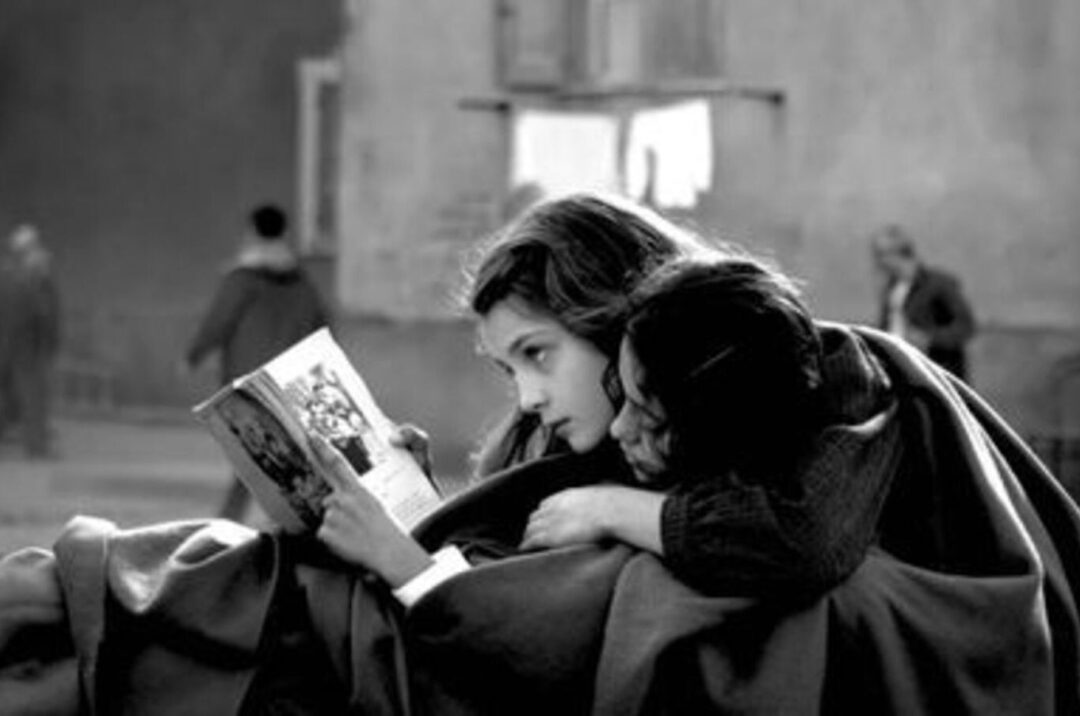 Duas mulheres lendo um livro de Elena Ferrante.