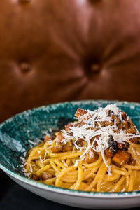 Foto de um prato com Spaghetti Alla Carbonada, um dos tipos de macarrão italiano.