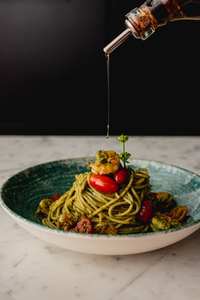 Foto de um prato com Linguini con Pesto e Gamberi, um dos tipos de macarrão italiano.